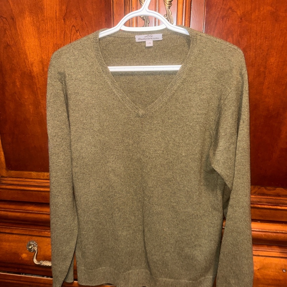LG v 100-% Cashmere V-Neck Sweater by CHOU